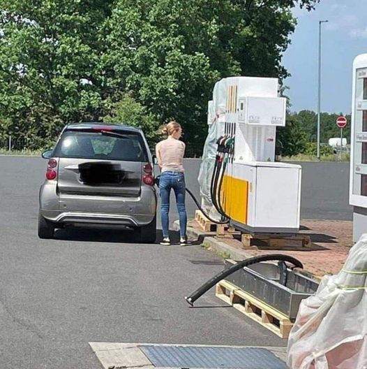 Blondi Bensa Asemalla
