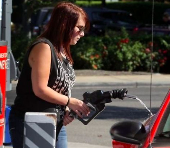 Nainen Tankkaa Autoa