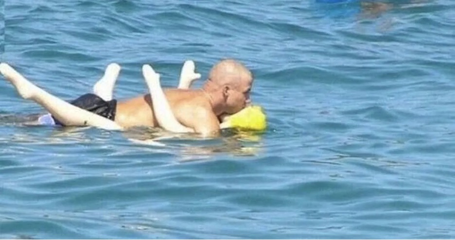 Tyttoystavan Kanssa Uimassa